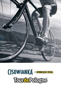 Grafika składa się ze zdjęcia mężczyzny od pasa w dół siedzącego na rowerze mieszczącym butelkę sponsora. Na dole, na białym tle, nazwa sponsora i organizatora wyścigu.