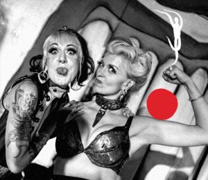 Zdjęcie dwóch kobiet podczas Carnawalu Sztukmistrzów.